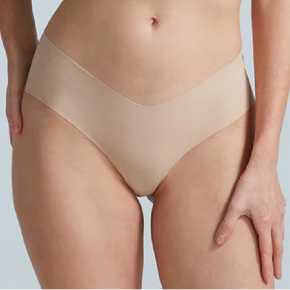 Commando Better Than Nothing® Classic Solid Girl Short. Color Beige. Size M/L
